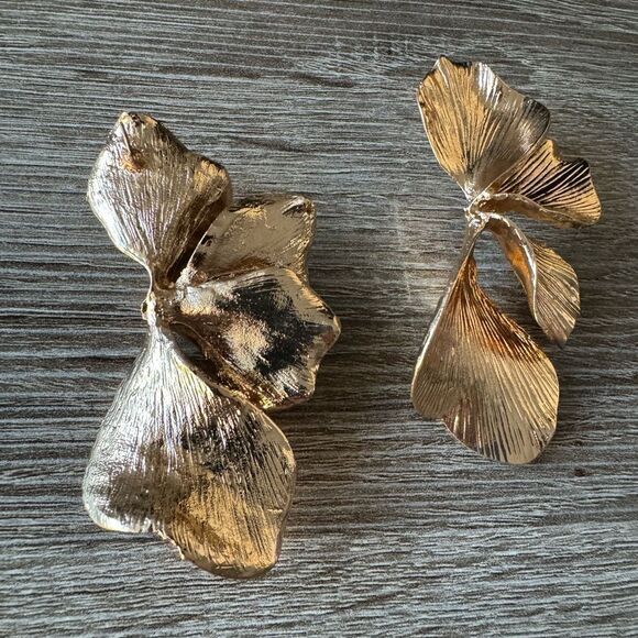 Zara Gold Leaf Earrings - Picture 3 of 4